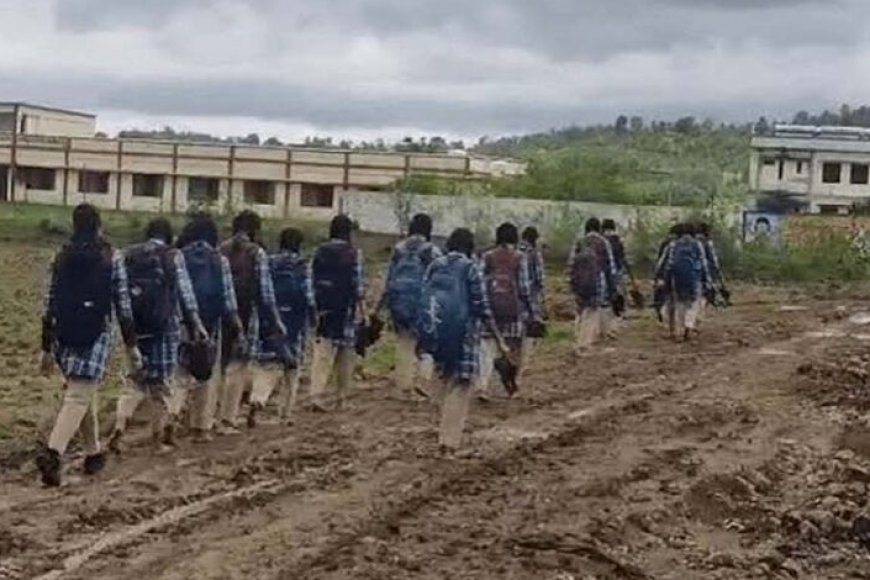 हल्की-बारिश-में-दलदल-बना-सीएम-राइज-स्कूल-मार्ग,-छात्रों-की-बढ़ी-परेशानी