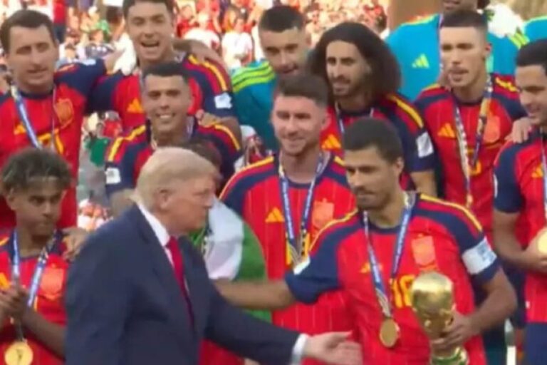 fifa-world-cup-final:-स्पेन-बना-चैंपियन,-ट्रंप-जश्न-के-बीच-पहुंचे-तो-fifa-चीफ-ने-किया-किनारे