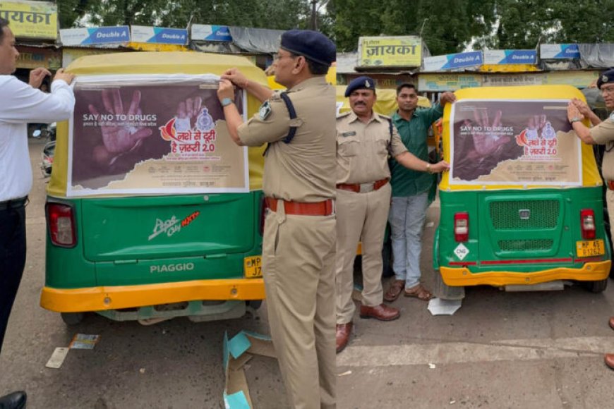 नशे-से-दूरी,-है-ज़रूरी-2.0-अभियान-तेज,-झाबुआ-पुलिस-ने-ऑटो-और-सवारी-वाहनों-पर-लगाए-नशामुक्ति-संदेश