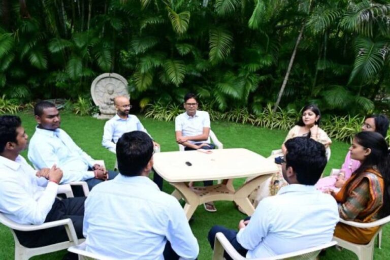 यूपीएससी-2025-के-छत्तीसगढ़-टॉपरों-ने-वित्त-मंत्री-ओपी-चौधरी-से-की-सौजन्य-मुलाकात