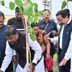 धमतरी-बना-प्रदेश-का-पहला-जिला,-जहाँ-pacs-के-जरिए-किसानों-को-मिलेगी-ड्रोन-स्प्रेयर-सेवा