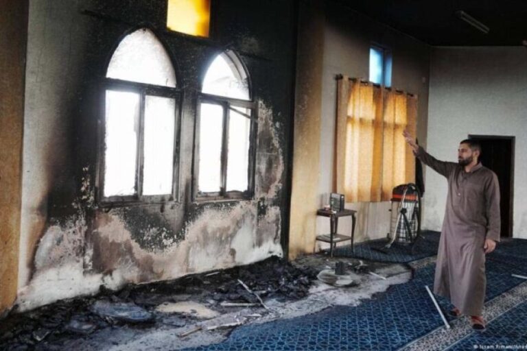 वेस्ट-बैंक-में-फिर-भड़की-हिंसा,-इजरायली-सेटलर्स-पर-मस्जिद-जलाने-का-आरोप