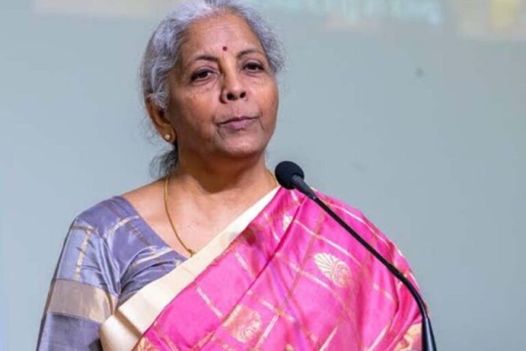 निर्मला-सीतारमण-की-it-अधिकारियों-को-नसीहत,-बोलीं-जनता-को-न-भटकाएं