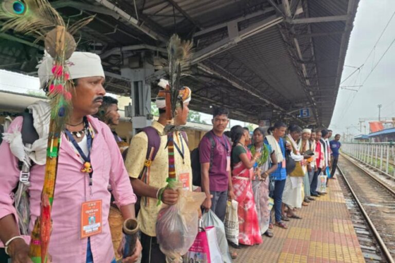 बदलते-बस्तर-का-संदेश-लेकर-दिल्ली-रवाना-हुआ-बस्तर-का-प्रतिनिधिमंडल