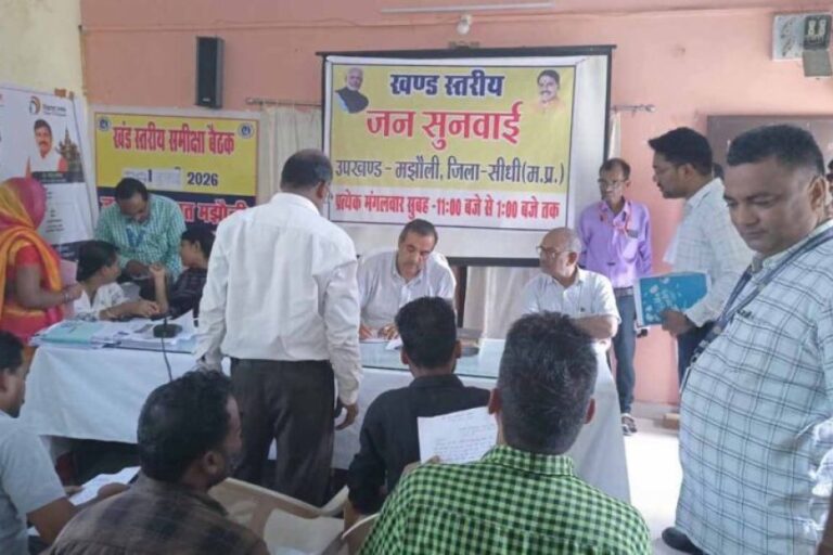 उपखंड-स्तर-पर-जनसुनवाई-को-मिला-नया-आयाम,-कलेक्टर-ने-मझौली-में-सुनीं-आमजन-की-समस्याएं
