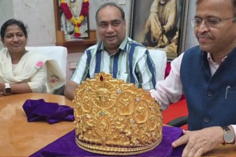 गुरु-पूर्णिमा-पर-साईं-बाबा-को-1-करोड़-का-स्वर्ण-मुकुट-भेंट,-हीरे-रत्नों-से-जड़ा-अनोखा-उपहार