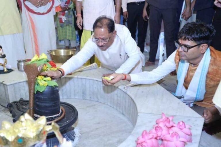 गुरु-पूर्णिमा-पर-कोसमनारा-पहुंचे-मुख्यमंत्री-विष्णु-देव-साय,-सत्यनारायण-बाबा-धाम-में-की-पूजा-अर्चना