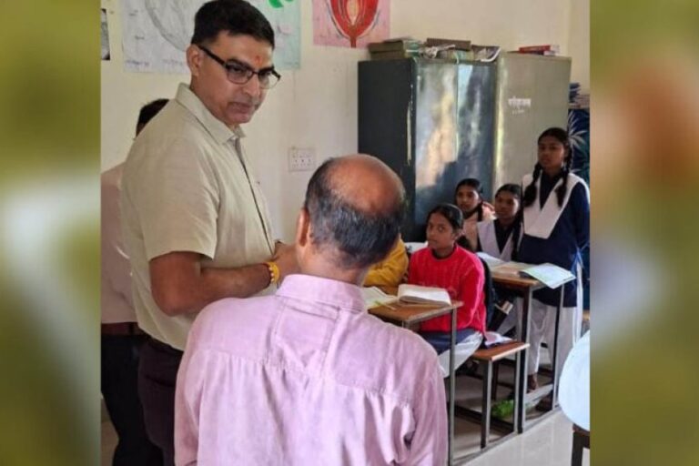 नवागत-कलेक्टर-रत्नाकर-झा-ने-विद्यालयों-एवं-छात्रावास-का-किया-निरीक्षण