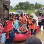 cg-flood:-महानदी-की-बाढ़-से-गांव-जलमग्न,-sdrf-ने-6-लोगों-को-सुरक्षित-निकाला