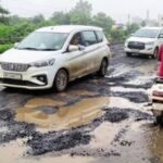 सड़कें-बनीं-मौत-का-जाल,-गड्ढों-में-उतरकर-फूटा-जनता-का-गुस्सा:-कांग्रेस-भाजपा-एक-मंच-पर,-नगर-पंचायत-की-कार्यशैली-पर-गंभीर-सवाल