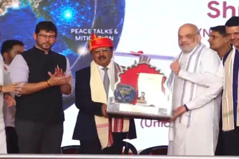 अमित-शाह-के-हाथों-nsa-अजीत-डोभाल-को-मिला-लोकमान्य-तिलक-अवॉर्ड,-पगड़ी-पहनाकर-किया-सम्मानित