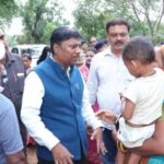 बाढ़-प्रभावित-परिवारों-के-बीच-पहुंचे-वन-मंत्री-केदार-कश्यप