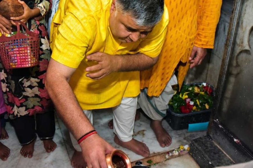 श्रावण-के-प्रथम-सोमवार-पर-कैबिनेट-मंत्री-राजेश-अग्रवाल-ने-लखनपुर-शिव-मंदिर-में-विधि-विधान-से-किया-जलाभिषेक,-प्रदेशवासियों-के-सुख,-शांति,-समृद्धि-और-खुशहाली-की-कामना