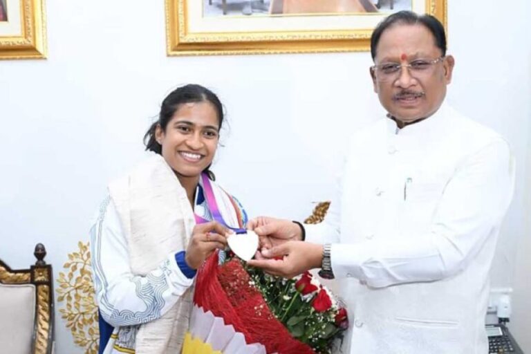 राष्ट्रमंडल-खेलों-की-रजत-पदक-विजेता-ज्ञानेश्वरी-यादव-का-मुख्यमंत्री-निवास-में-भव्य-स्वागत