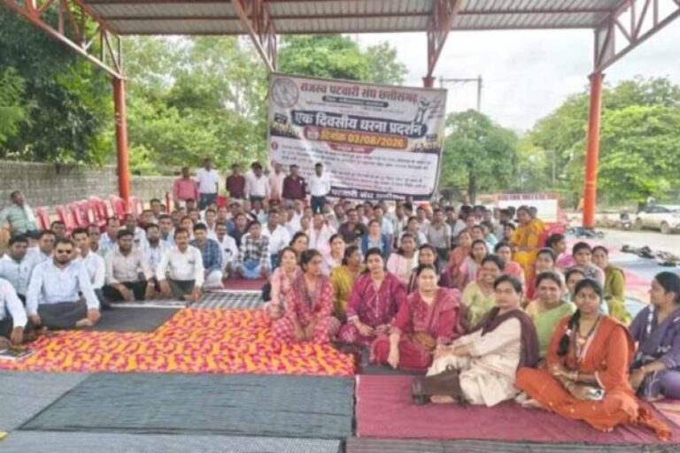 cg-में-पटवारी-हड़ताल-पर,-पदोन्नति-और-वेतन-विसंगति-दूर-करने-की-मांग-तेज