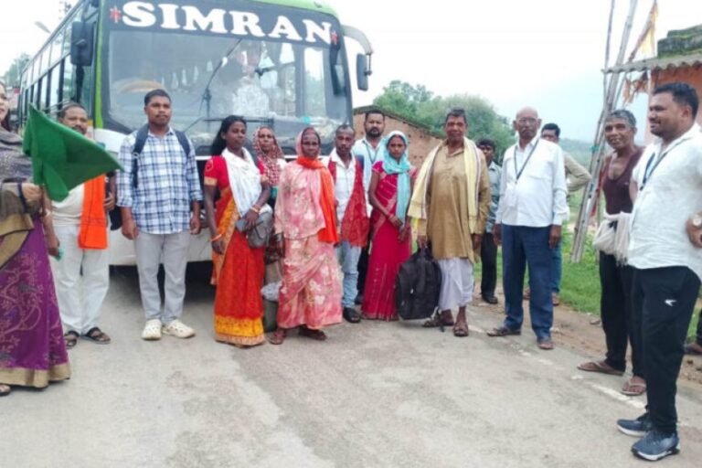 रायपुर-:-जशपुर-से-204-श्रद्धालु-प्रभु-रामलला-दर्शन-के-लिए-अयोध्या-रवाना