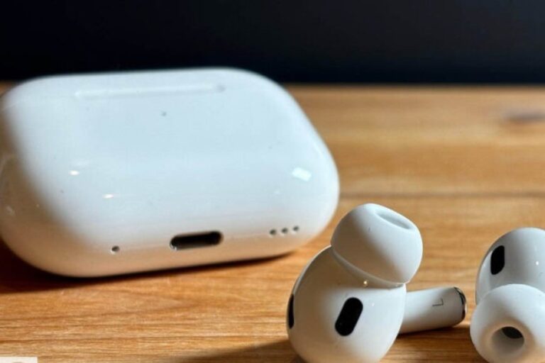 apple-के-airpods-में-होगा-बड़ा-बदलाव!-अब-कैमरे-वाले-ईयरफोन्स-लाने-की-तैयारी