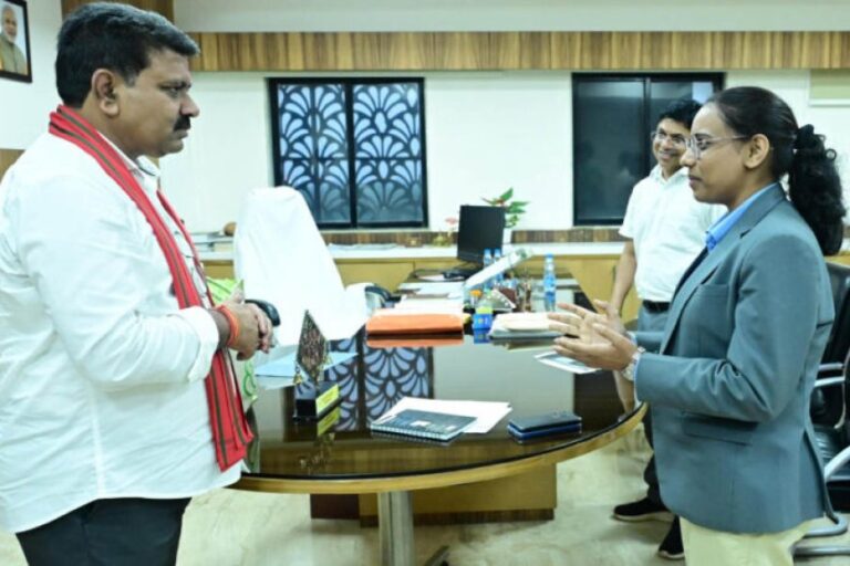 रायपुर-:-उप-मुख्यमंत्री-विजय-शर्मा-ने-राष्ट्रपति-भवन-से-आमंत्रण-मिलने-पर-रेणुका-गोस्वामी-को-दी-बधाई