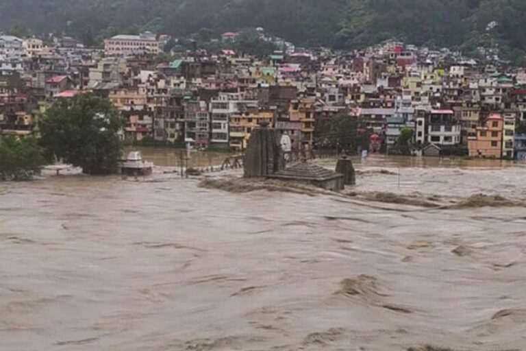 हिमाचल-में-बारिश-का-कहर,-145-सड़कें-बंद-और-224-ट्रांसफार्मर-ठप;-अगले-48-घंटे-भारी-पड़-सकते-हैं