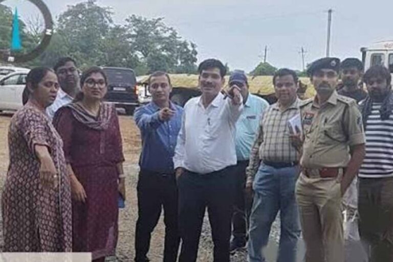 cg-में-बाढ़-से-क्षतिग्रस्त-पुलिया-का-कलेक्टर-ने-किया-निरीक्षण,-जल्द-मरम्मत-के-दिए-निर्देश