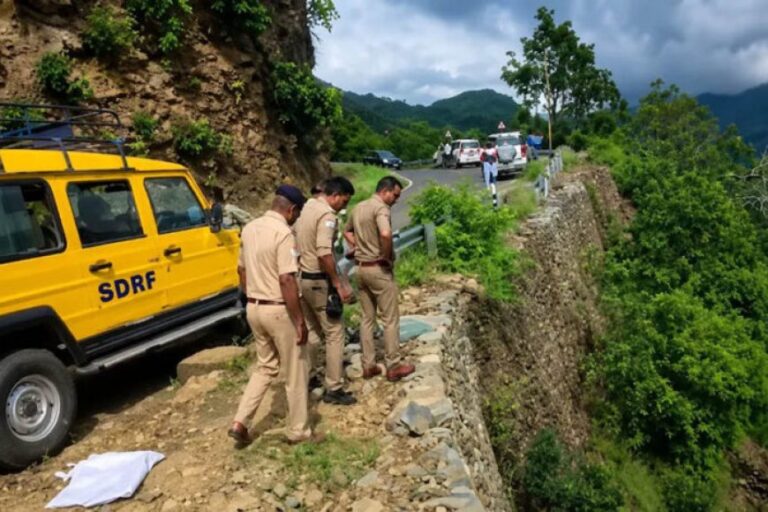 देवप्रयाग-पौड़ी-रोड-पर-भीषण-हादसा,-250-फीट-गहरी-खाई-में-गिरी-बोलेरो;-एक-ही-परिवार-के-5-लोगों-की-मौत