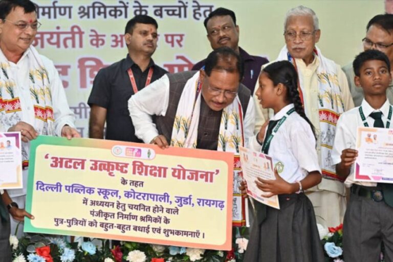 ढाई-साल-की-उपलब्धियाँ-छत्तीसगढ़-का-श्रमिक-कल्याण-के-क्षेत्र-में-नई-पहचान