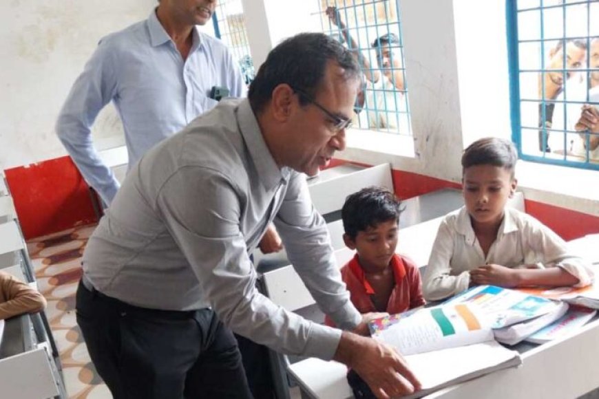 स्कूल-शिक्षा-विभाग-के-प्रमुख-सचिव-ने-बच्चों-के-साथ-बैठकर-देखी-पढ़ाई,-शिक्षकों-से-संवाद-कर-शिक्षा-की-गुणवत्ता-पर-दिए-सुझाव